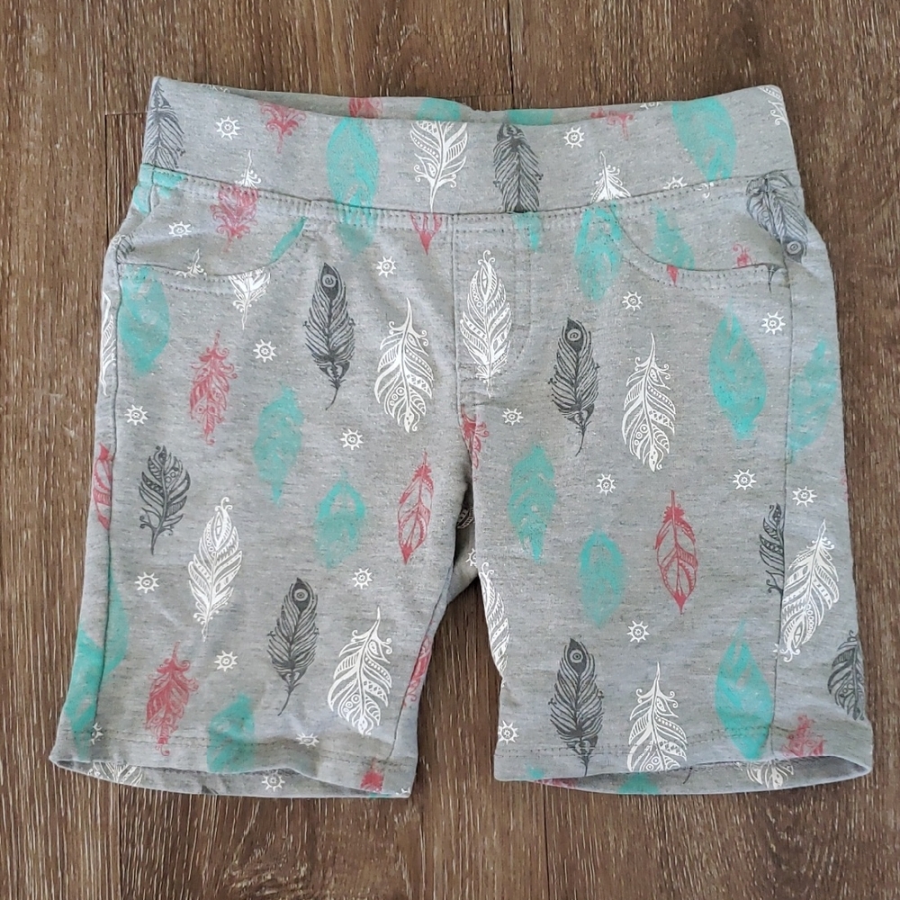 4/$20 Lee Gray Stretchy Casual Shorts with Colorful Feather Print, Girls Size 6X